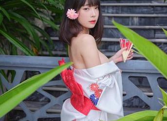 图片里的Kang Inkyung泳衣，似乎在诉说着无声的故事